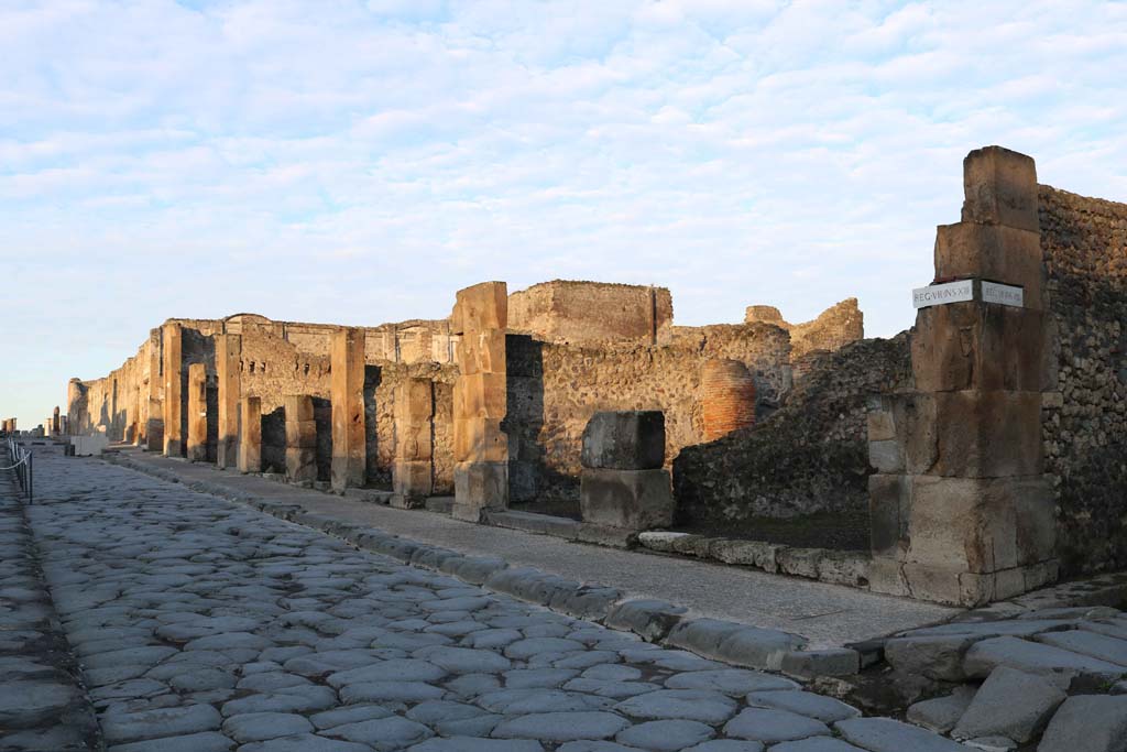 Via dell’Abbondanza, north side. December 2018. 
Looking west along Insula VII.13, from junction with Vicolo della Maschera, on right. Photo courtesy of Aude Durand.
