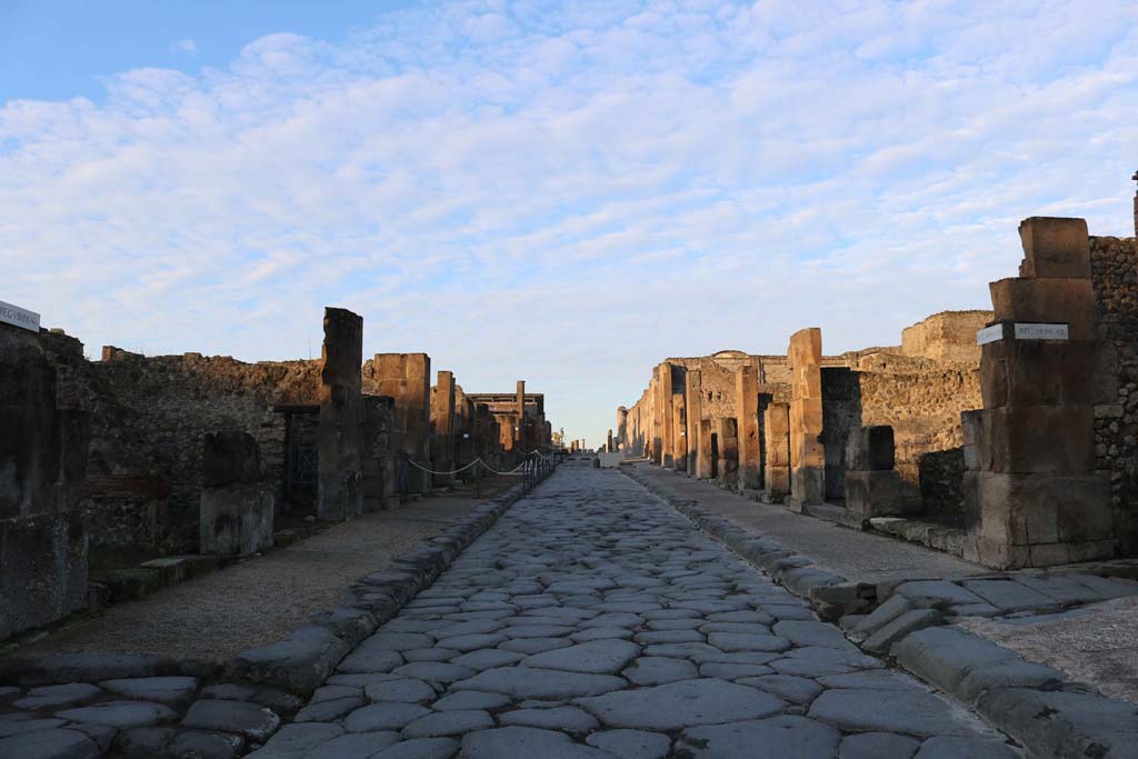 Via dell’Abbondanza, Pompeii. December 2018. 
Looking west between VIII.5, on left, and VII.13, on right, from junction with Vicolo della Maschera, on right. Photo courtesy of Aude Durand.