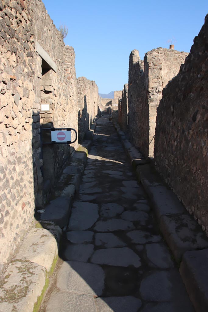 Via dell’Abbondanza, north side, Pompeii. October 2022. 
Looking north in Vicolo della Maschera. Photo courtesy of Klaus Heese.