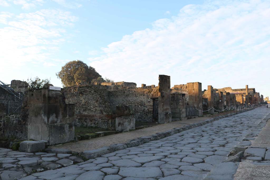 Via dell’Abbondanza, Pompeii, south side. December 2018. 
Looking west along Insula VIII.5, from VIII.5.11, on left. Photo courtesy of Aude Durand.