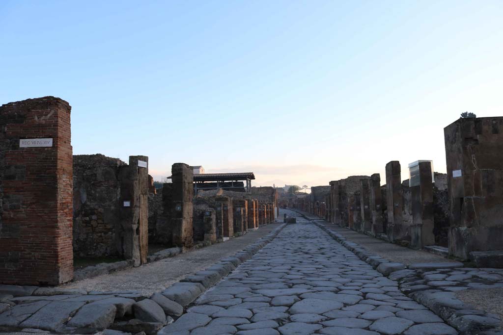 Via dell’Abbondanza, Pompeii. December 2018. 
Looking east from VII.14.1, on left, and VIII.5.19, on right. Photo courtesy of Aude Durand.