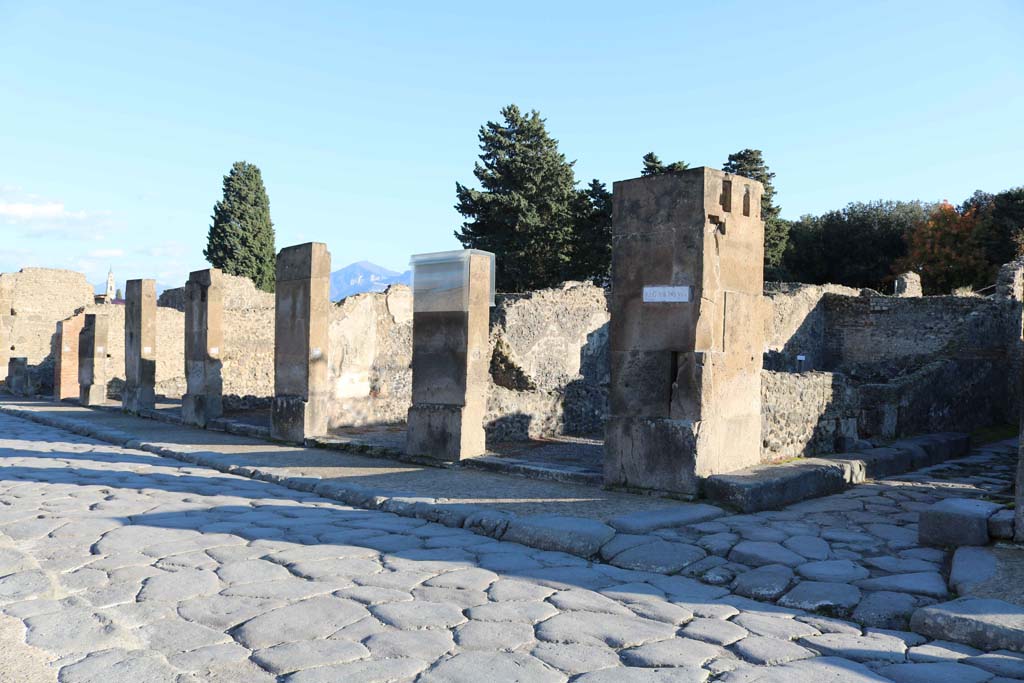 Via dell’Abbondanza, south side, Pompeii. December 2018. 
Looking south-east from small roadway and VIII.5.19, on right. Photo courtesy of Aude Durand.