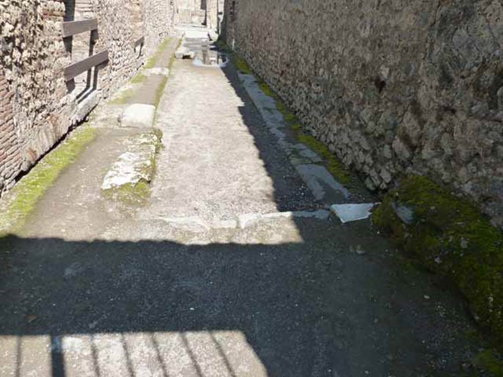 Via dell’Abbondanza. May 2010. Unnamed vicolo, south end of vicolo. Looking north.