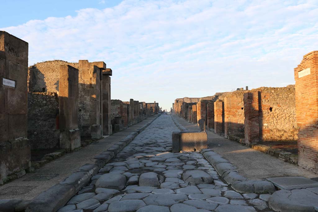 Via dell’Abbondanza, Pompeii. December 2018. 
Looking west between VIII.5, on left, and VII.14, on right. Photo courtesy of Aude Durand.