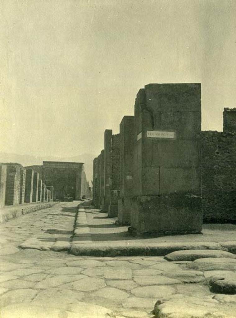 Via dell’Abbondanza. 5th June 1925. Looking south towards corner pilaster of VIII.5, from junction with Via dei Teatri. Photo courtesy of Rick Bauer.