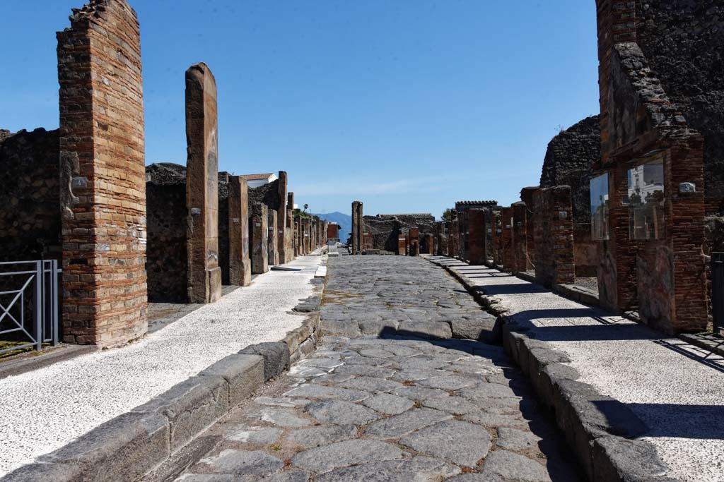 Via dell’Abbondanza. April 2021. Looking east between VII.1 and VIII.4. Photo courtesy of Nicolas Monteix.