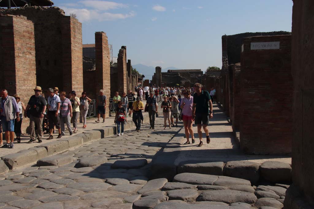Via dell’Abbondanza. September 2017. Looking east between VII.1 and VIII.4 from junction of Via degli Teatri, on right. 
Photo courtesy of Klaus Heese.