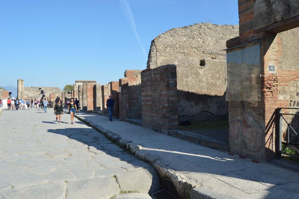 Via dell’Abbondanza, south side, Pompeii. October 2017. Looking east from VIII.4.6, on right.
Foto Taylor Lauritsen, ERC Grant 681269 DÉCOR