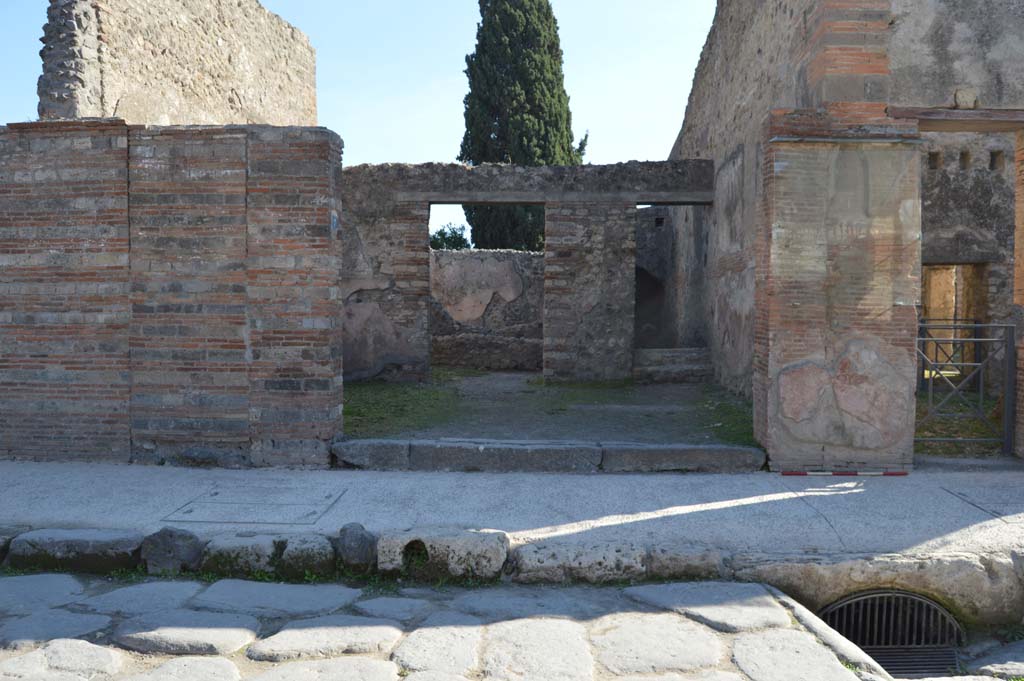 Via dell’Abbondanza, south side, Pompeii. October 2017. Looking south towards entrance doorway at VIII.4.7, in centre.
Foto Taylor Lauritsen, ERC Grant 681269 DÉCOR.