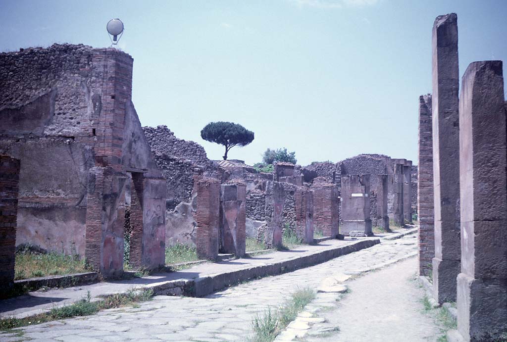 Via dell’Abbondanza, south side, Pompeii. June 1962. 
Looking west along VIII.4. and towards VIII.5, from near VII.1.7. Photo courtesy of Rick Bauer.
