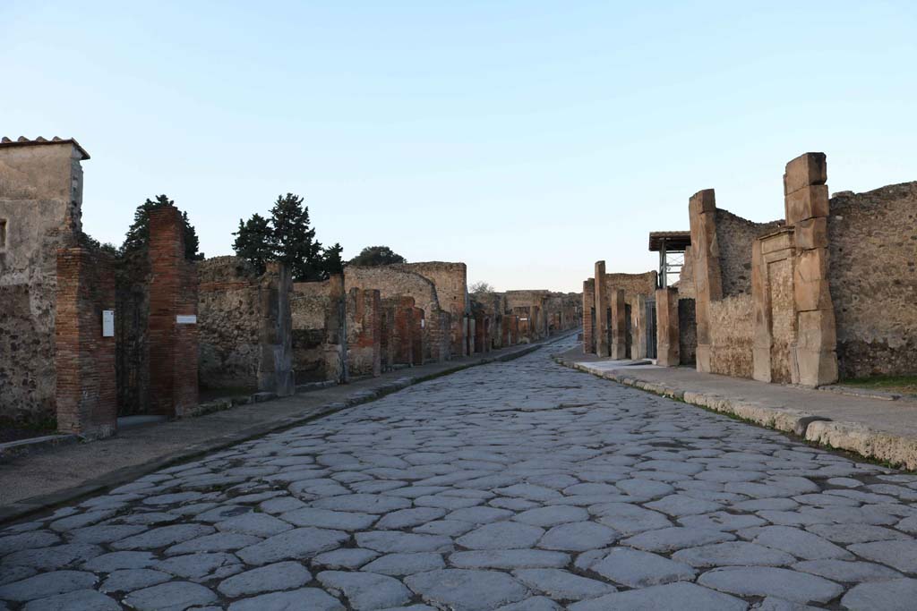 Via dell’Abbondanza, Pompeii. December 2018. 
Looking west between VIII.4, on left, and VII.1.10, on right. Photo courtesy of Aude Durand.