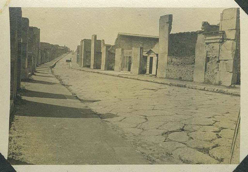 Via dell’ Abbondanza, Pompeii. 29th March 1922. Looking west towards Forum from the opposite side of the roadway from VII.1.10. Photo courtesy of Rick Bauer.