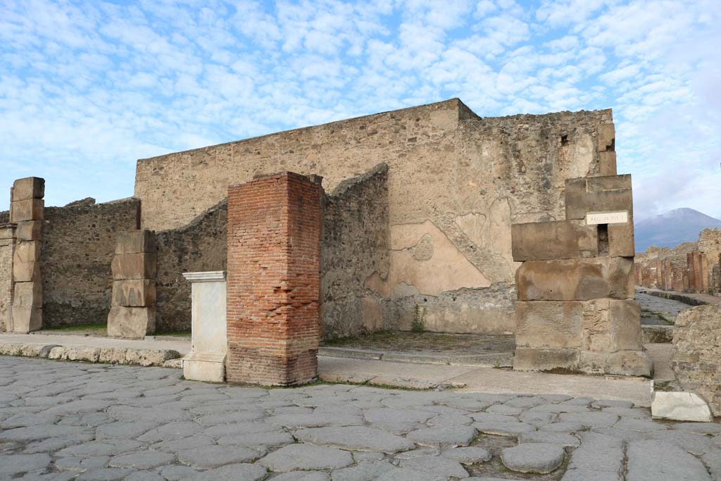 Via dell’Abbondanza, north side at Holconius’s crossroads, with Via Stabiana, on right. December 2018.
VII.1.12, centre right, is linked to VII.1.13 on Via Stabiana. Photo courtesy of Aude Durand.