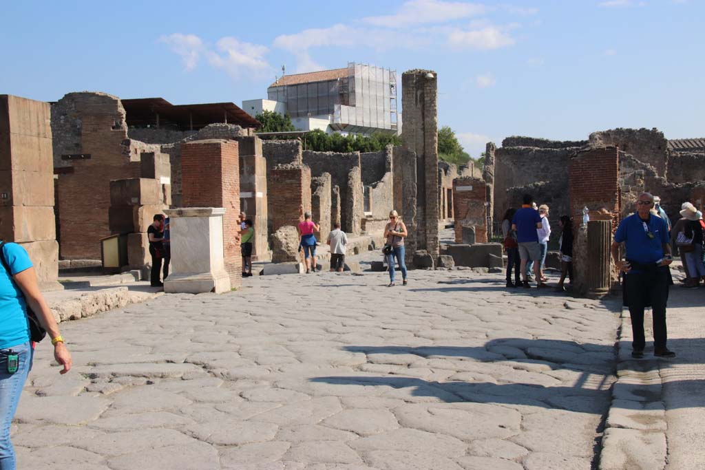 Via dell'Abbondanza, Pompeii. September 2017. Looking east to junction with Via Stabiana, at the crossroads of Holconius.
Photo courtesy of Klaus Heese.