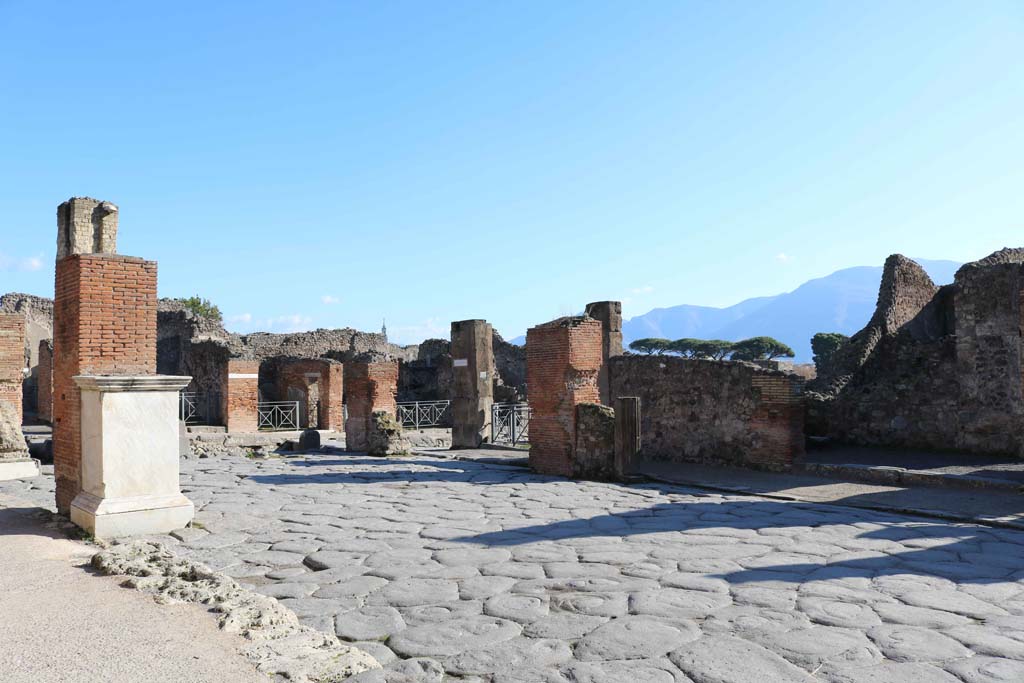 Via dell’Abbondanza, south side, December 2018. 
Looking south-east towards Holconius’ crossroads, with Via Stabiana, on left. Photo courtesy of Aude Durand.
