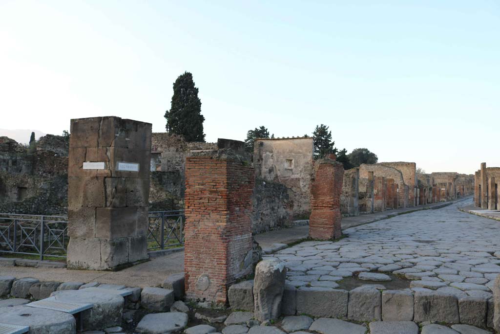 Via dell’Abbondanza, south side, Pompeii. December 2018. 
Looking west along VIII.4, from Holconius’ crossroad. Photo courtesy of Aude Durand.