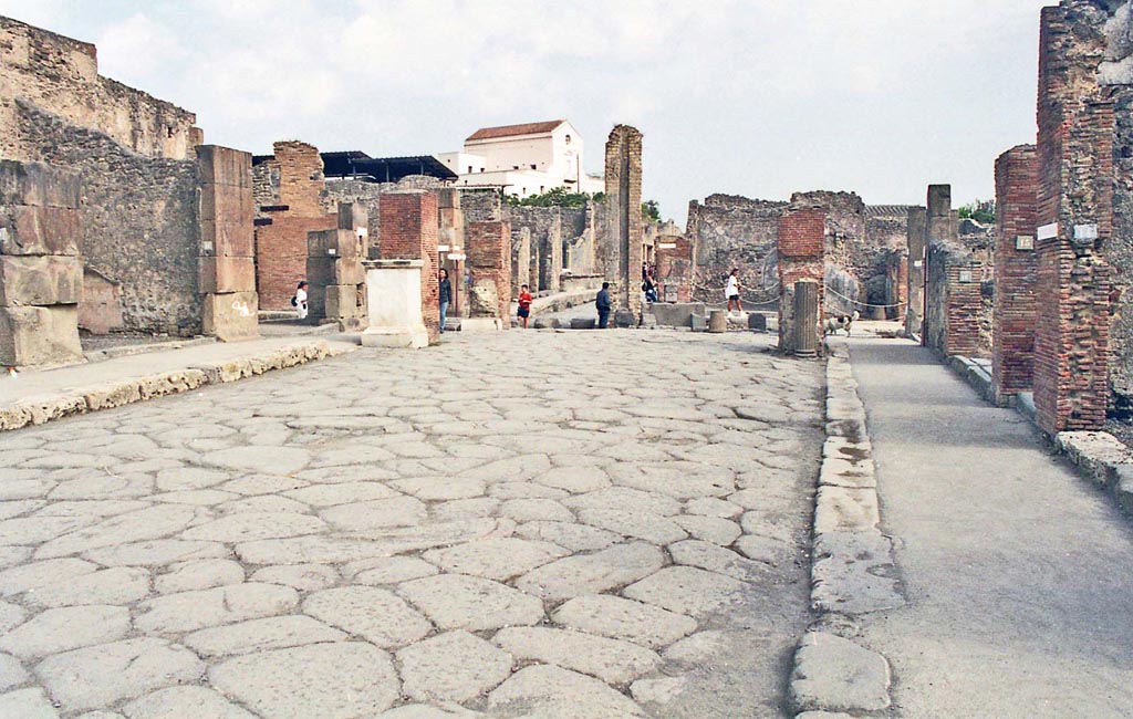 Via dell’Abbondanza. October 2001. 
Looking east to junction with Via Stabiana, at the crossroads of Holconius. Photo courtesy of Peter Woods.