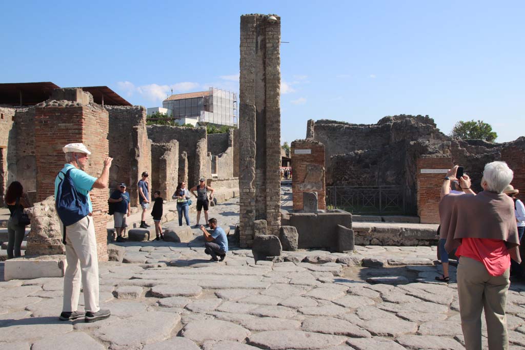 Via dell’Abbondanza. September 2017. Looking east across junction with Via Stabiana, (on left and right) at the crossroads of Holconius.
Photo courtesy of Klaus Heese.