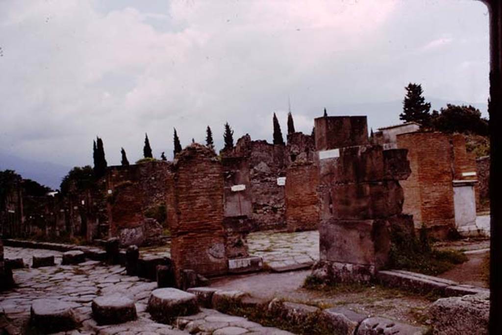 Via dell’Abbondanza, Pompeii. 1964. Looking south-west towards Holconius crossroads at the junction on the left with Via Stabiana.  Photo by Stanley A. Jashemski.
Source: The Wilhelmina and Stanley A. Jashemski archive in the University of Maryland Library, Special Collections (See collection page) and made available under the Creative Commons Attribution-Non Commercial License v.4. See Licence and use details.
J64f0980