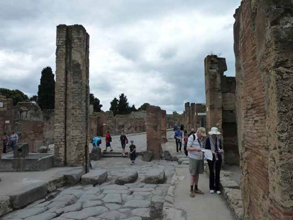 Via dell’ Abbondanza. May 2010. Looking west to junction with Via Stabiana at Holconius’ crossroads.