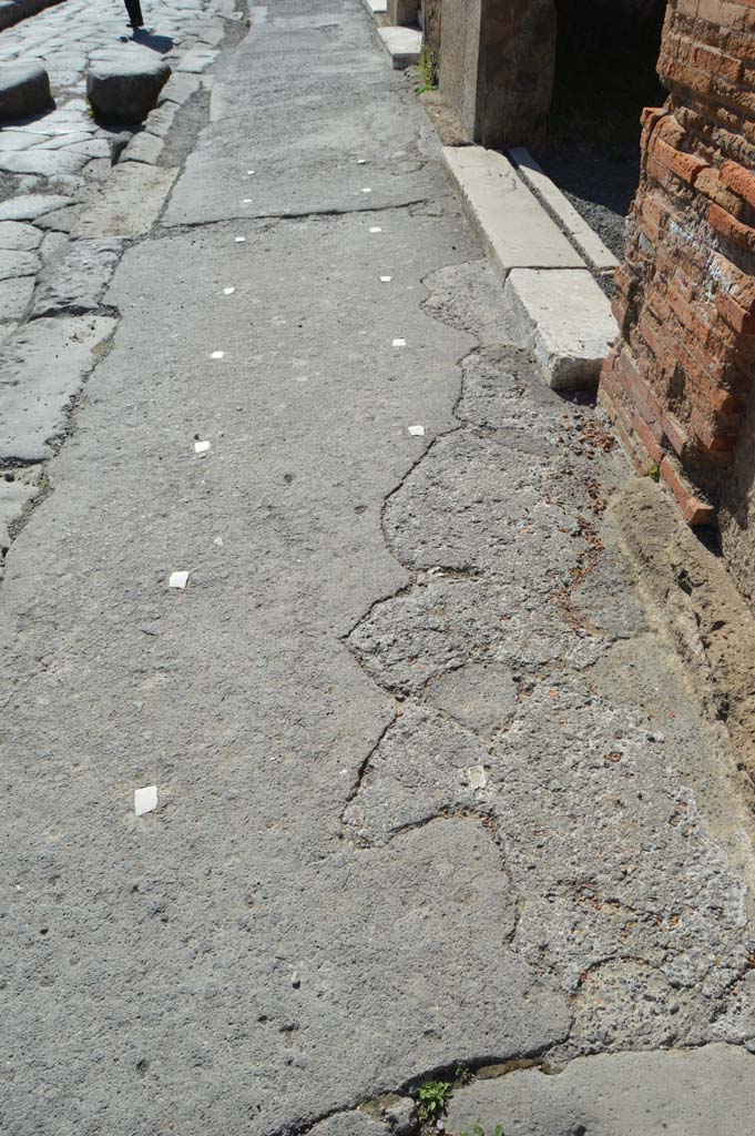 Via della Fortuna, March 2019. 
Looking west along detail of pavement from VI.12.6, on right.
Foto Taylor Lauritsen, ERC Grant 681269 DÉCOR.