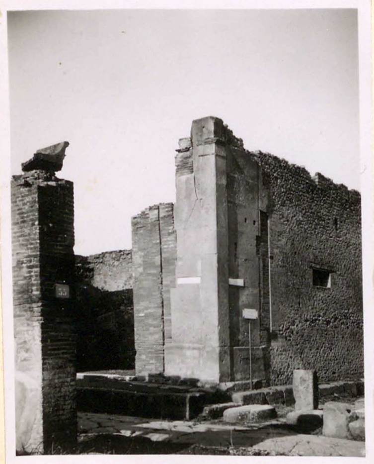 Via della Fortuna between VI.12 and Vicolo del Labirinto, on right. Pre-1943. 
On the left is the shop at VI.12.6, on the right is the small pilaster in the centre of the end of Vicolo del Labirinto. 
See Warscher, T. (1946). Casa del Fauno, Swedish Institute, Rome. (p.10).
According to Warscher, the small stone pilaster showed that the roadway was closed to wheeled traffic.
(La pietra posta verticalmente mostra che il vicolo era sbarrato per le carrozze.)