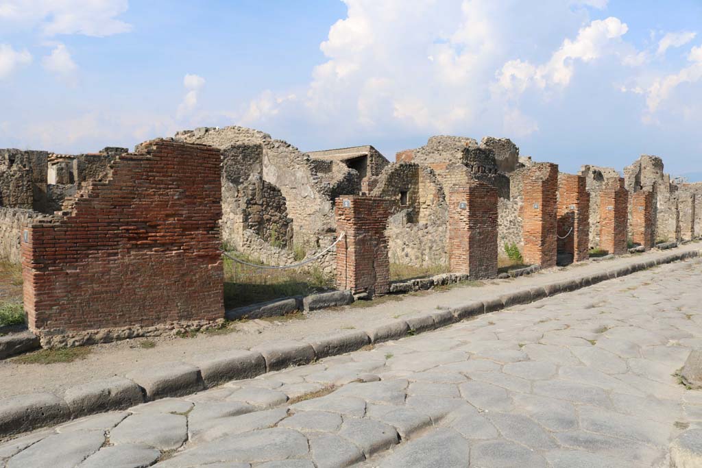 Via della Fortuna, north side, December 2018. 
Looking east along front façades of shops, from VI.14.1, on left. Photo courtesy of Aude Durand.