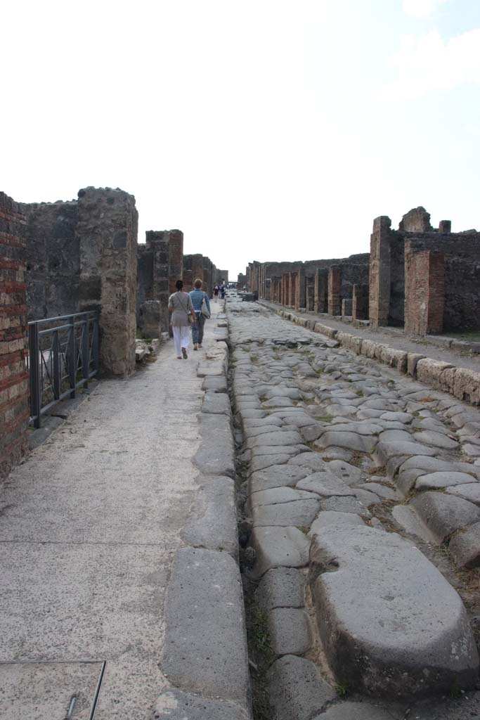 Via della Fortuna, Pompeii. September 2017. Looking west between VII.3 and VI.14.
Photo courtesy of Klaus Heese.
