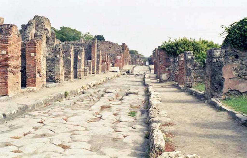Via della Fortuna, Pompeii. October 2001. Looking east to Via Nolana, ahead, from between VI.14 and VII.3. Photo courtesy of Peter Woods.