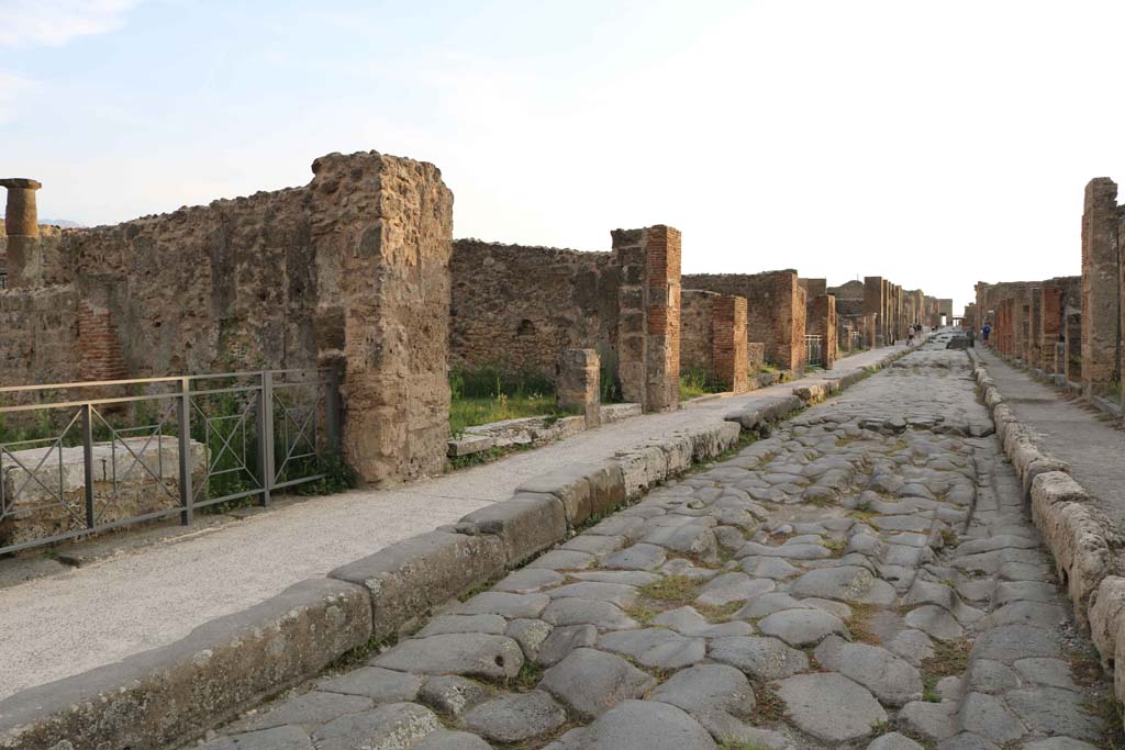 Via della Fortuna, Pompeii. September 2018. Looking west from VII.3.13, on left. Photo courtesy of Aude Durand.