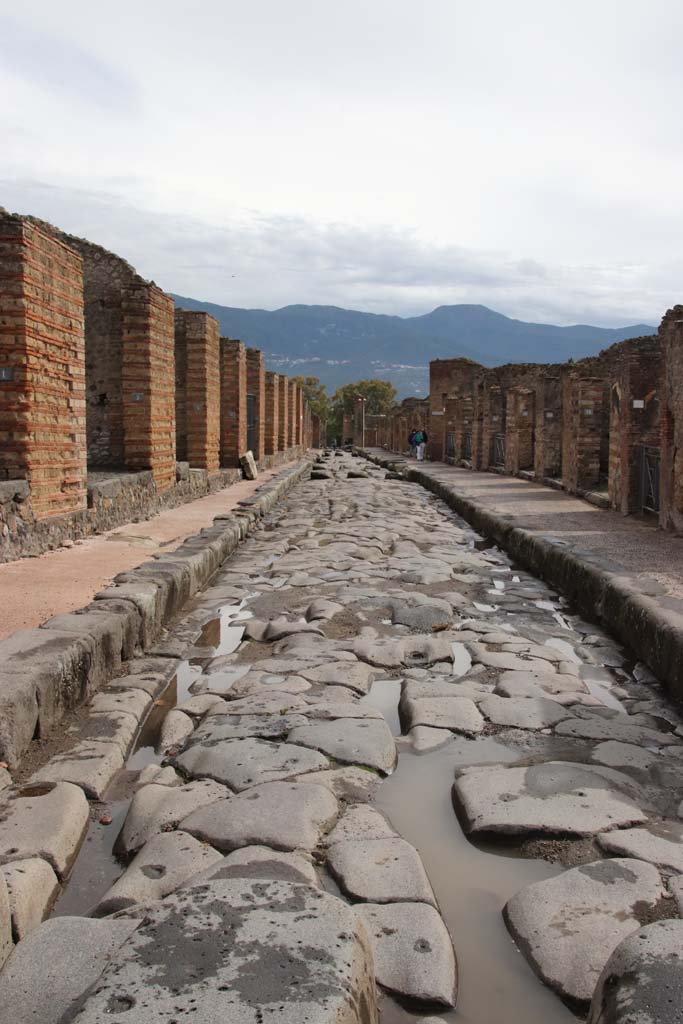 Via Stabiana between IX.4 and VII.3. October 2020. Looking south from the crossroads, during the first year of the pandemic. 
Photo courtesy of Klaus Heese.