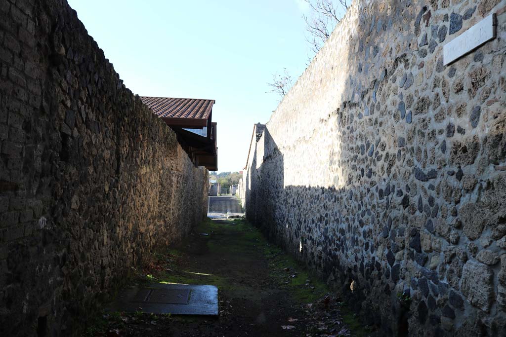 Via della Palestra between II.8.6 on left and II.9.1 on right, Pompeii, December 2018. 
Looking west towards junction with Via di Nocera. Photo courtesy of Aude Durand.