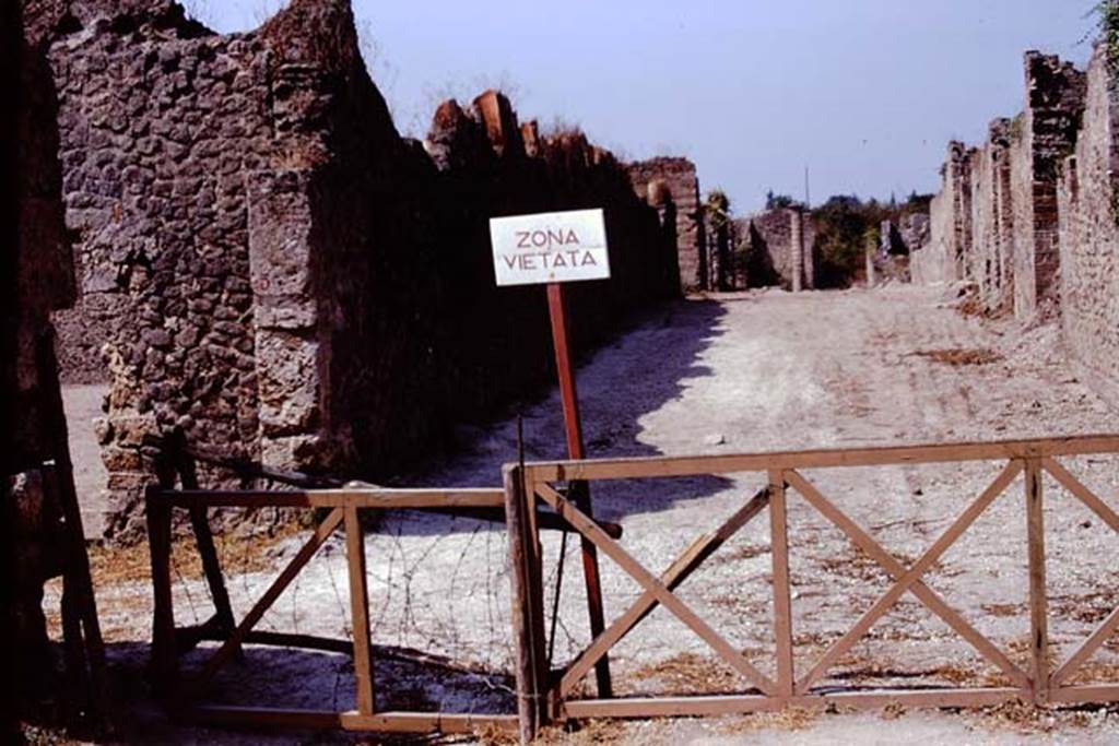 Via della Palestra, Pompeii. 1974. Looking west from Via Nocera. Photo by Stanley A. Jashemski.   
Source: The Wilhelmina and Stanley A. Jashemski archive in the University of Maryland Library, Special Collections (See collection page) and made available under the Creative Commons Attribution-Non Commercial License v.4. See Licence and use details. J74f0684