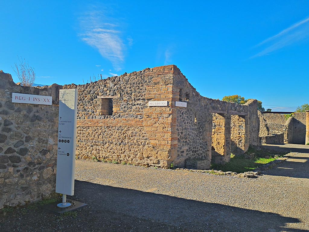 Via della Palestra, Pompeii, south side. October 2024. 
Looking towards junction with Vicolo dei Fuggiaschi between I.20 and I.21. Photo courtesy of Giuseppe Ciaramella.