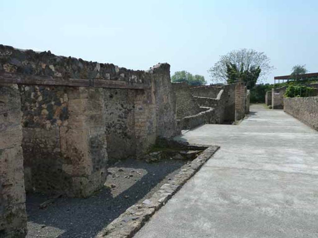 Via della Palestra. May 2010.  Looking west along north side of I.21, from junction with Vicolo dei Fuggiaschi.