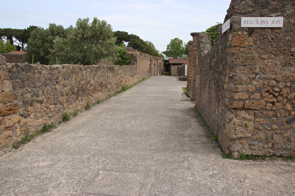 Via della Palestra, Pompeii. May 2024. 
Looking east between I.15 and I.21, from junction with Vicolo della Nave Europa. Photo courtesy of Klaus Heese.