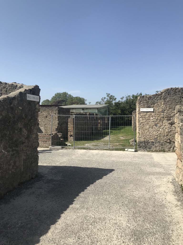 Via della Palestra, Pompeii, ahead. April 2019. 
Looking west to junction with Vicolo della Nave Europa, from between 1.21, on left, and I.15, on right.
Photo courtesy of Rick Bauer.