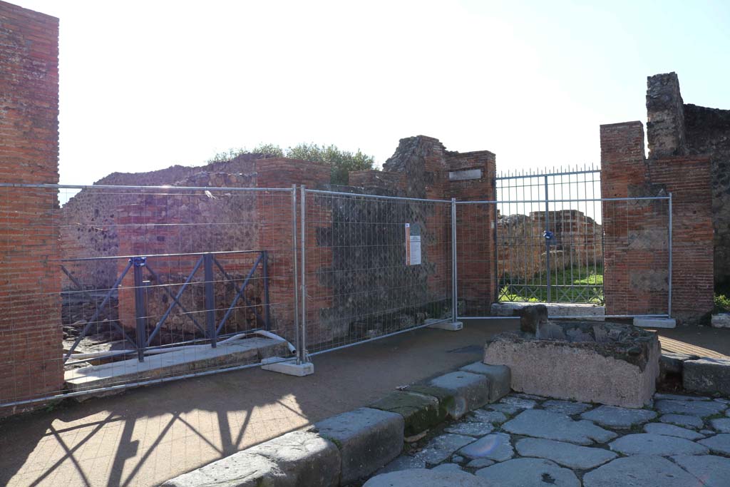 VIII.2.21, on left, and VIII.2.20, on right, Pompeii. December 2018. 
Looking towards entrances at south end of Via delle Scuole, at junction with Via della Regina. Photo courtesy of Aude Durand.
