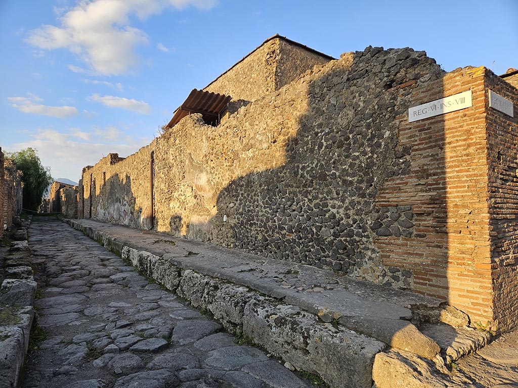 Vicolo della Fullonica, Pompeii. November 2024. 
Looking north along east side of VI.8, from junction with Via delle Terme. Photo courtesy of Annette Haug.