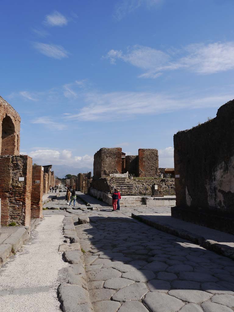 Via delle Terme, Pompeii, from between VI.8 and VII.5, March 2019. 
Looking east towards junction at crossroads, with VII.4.1, centre right. 
Foto Anne Kleineberg, ERC Grant 681269 DÉCOR.