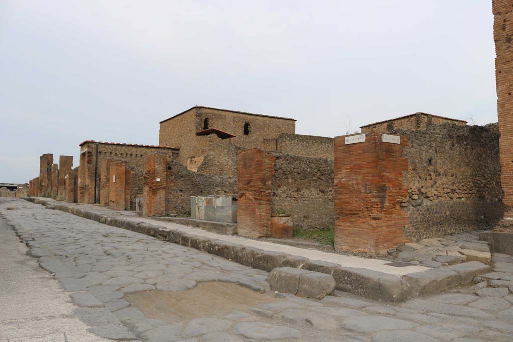 Via delle Terme, north side, Pompeii. December 2018. 
Looking west along Insula VI.8, from junction with Via di Mercurio, on right. Photo courtesy of Aude Durand.