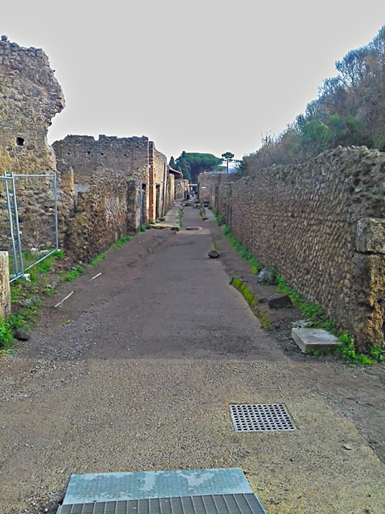 Via di Castricio between I.7 and I.19. 2017/2018/2019.
Looking east from junction with Vicolo di Paquius Proculus. Photo courtesy of Giuseppe Ciaramella.