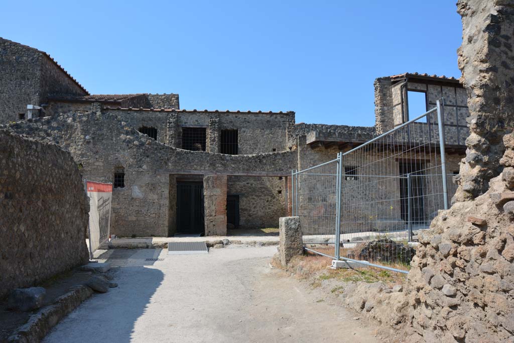 Via di Castricio between I.19 and I.7. April 2017. 
Looking west towards junction with Vicolo di Paquius Proculus, and towards I.10.16, I.10.17 and I.10.18.  
Photo courtesy Adrian Hielscher.