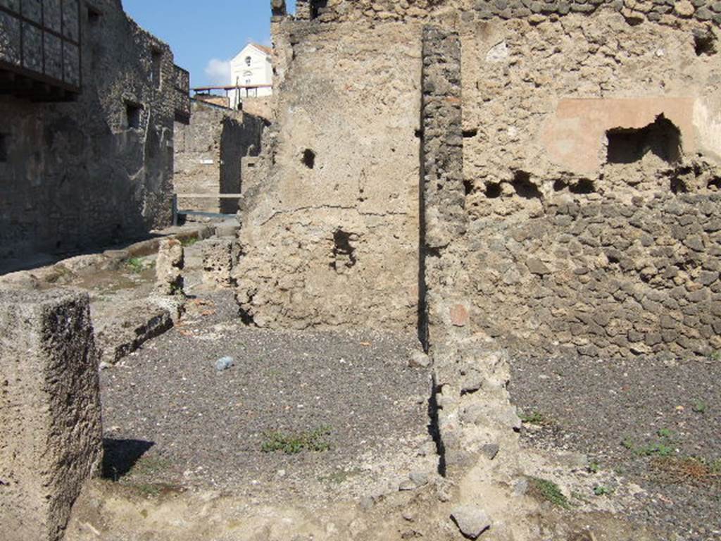 Via di Castricio at I.7.15. September 2005. Looking north from the junction along Vicolo di Paquius Proculus.