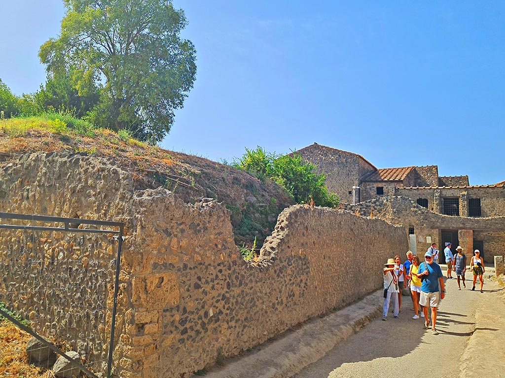 Via di Castricio, Pompeii. September 2024. 
Looking west along I.19 towards junction with Vicolo di Paquius Proculus. Photo courtesy of Giuseppe Ciaramella.