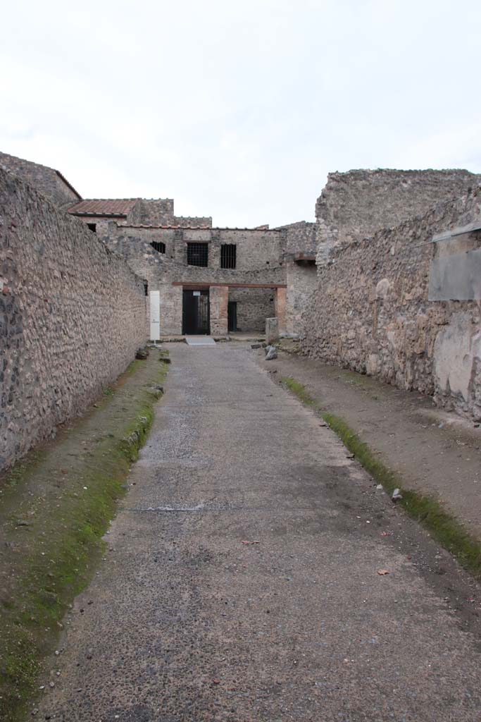 Via di Castricio, Pompeii. October 2020.
Looking west between I.19, on left and I.7, on right, during the year of the pandemic.
Photo courtesy of Klaus Heese.