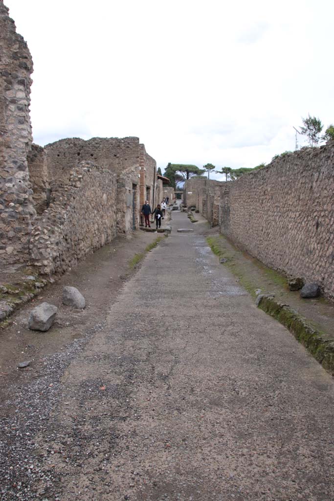 Via di Castricio, Pompeii. October 2020.
Looking east between I.7, on left and I.19, on right. Photo courtesy of Klaus Heese.