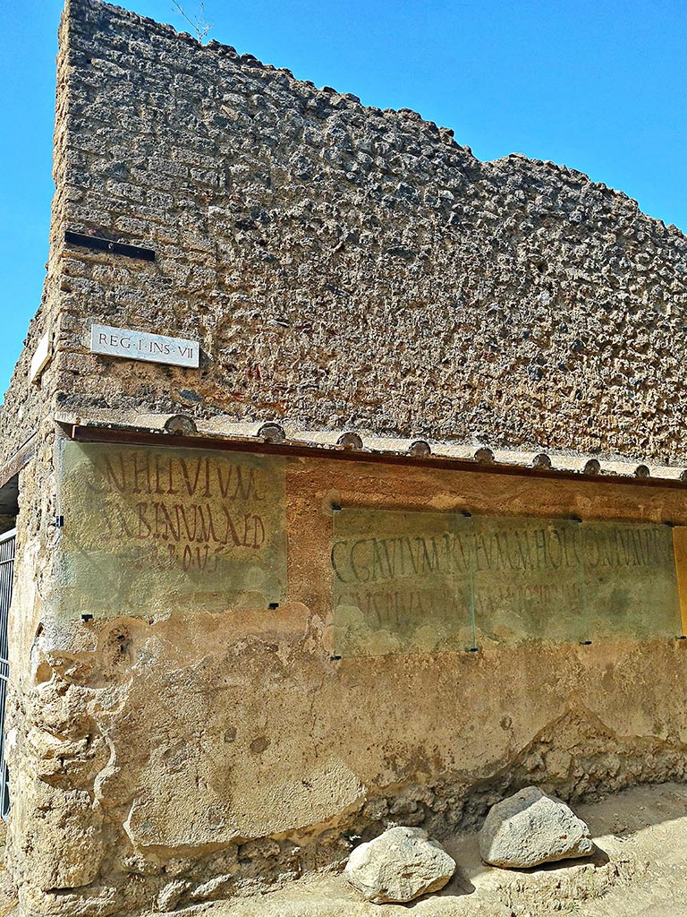 Vicolo dell’Efebo, Pompeii. September 2024. 
Graffiti at west side of junction with Via di Castricio. Photo courtesy of Giuseppe Ciaramella.