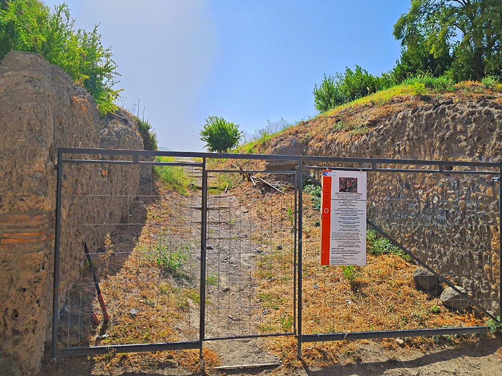 Looking south towards unnamed vicolo between I.18 and I.19 on south side of Via di Castricio, opposite Vicolo dell’Efebo. 
September 2024. Photo courtesy of Giuseppe Ciaramella.