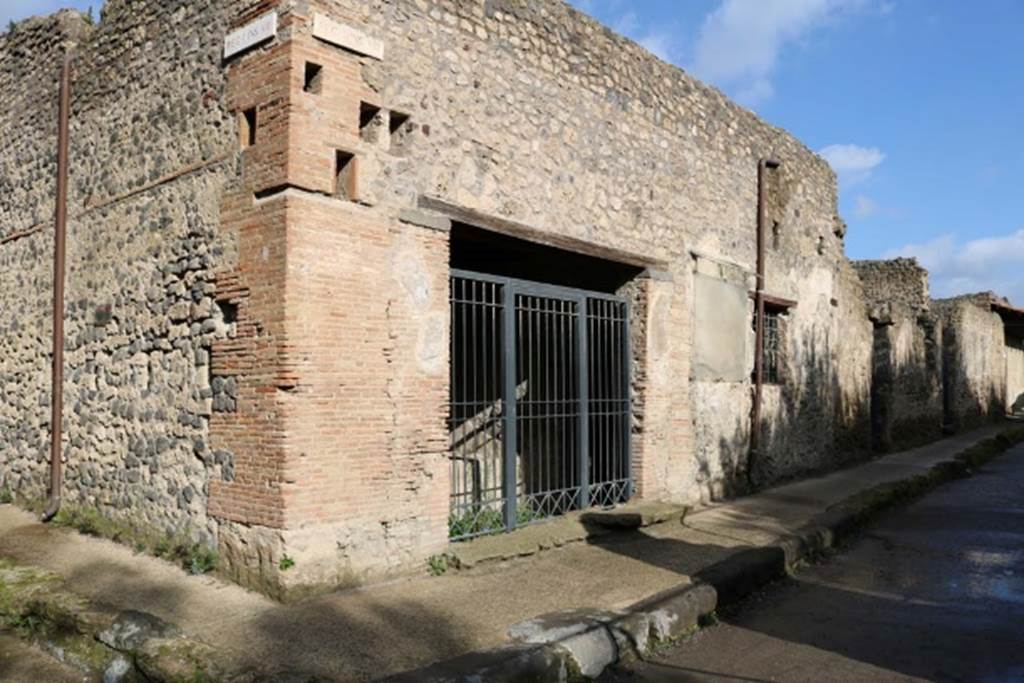 Via di Castricio, Pompeii. December 2018. 
Junction of Vicolo dell’ Efebo, on left, with Via di Castricio, and I.8.15, on right. Photo courtesy of Aude Durand.